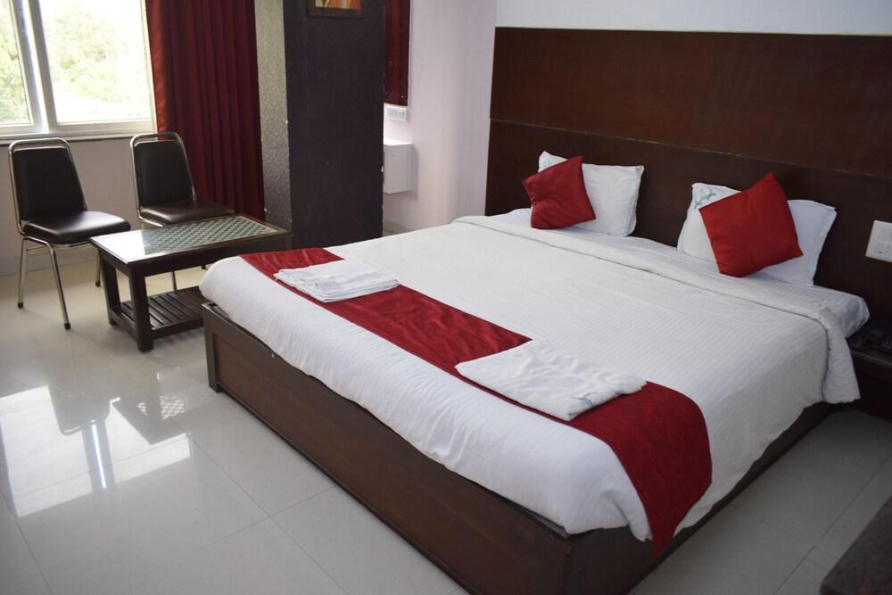פונדיצ'רי Hotel Sumith Palace מראה חיצוני תמונה