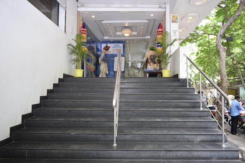 פונדיצ'רי Hotel Sumith Palace מראה חיצוני תמונה
